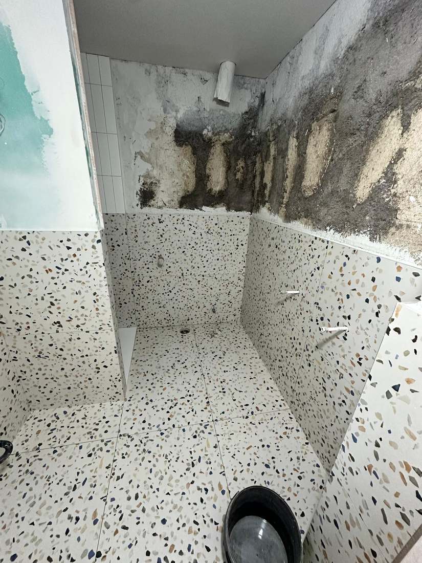 Ducha con humedades — antes de la reforma