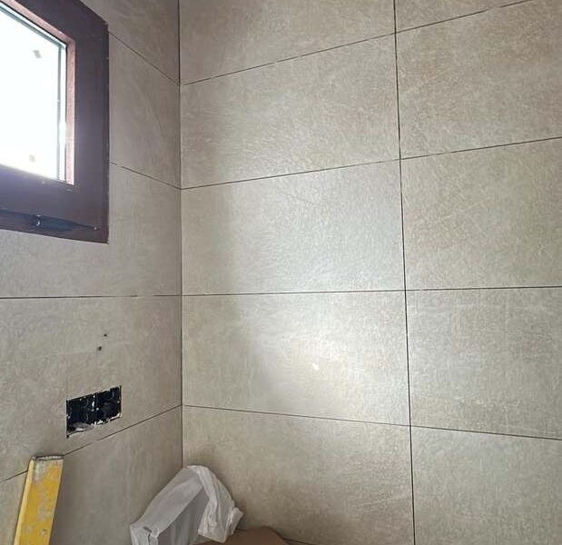 Alicatado de gran formato rectificado y techo de madera