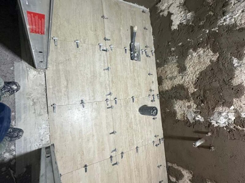 Colocación de porcelánico efecto travertino con niveladores de cuña