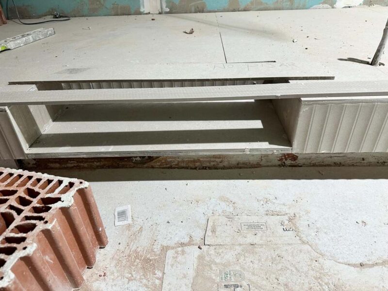 Bancada de obra replanteada para el mueble de baño