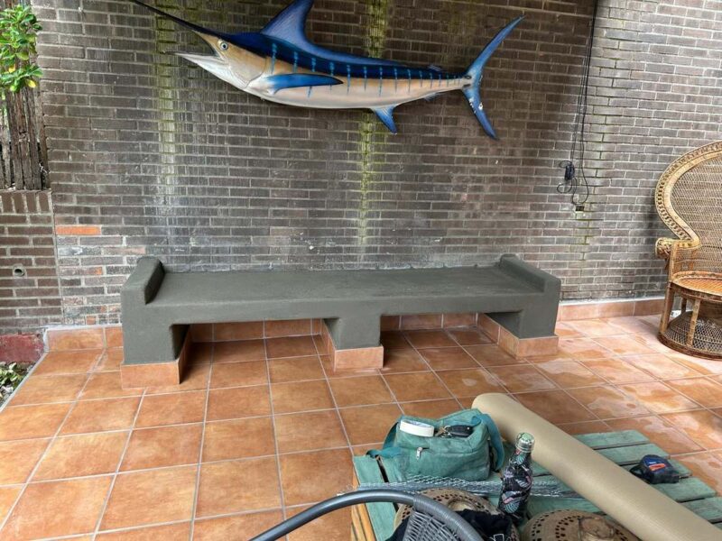 Banco de obra terminado en el patio con acabado monocapa