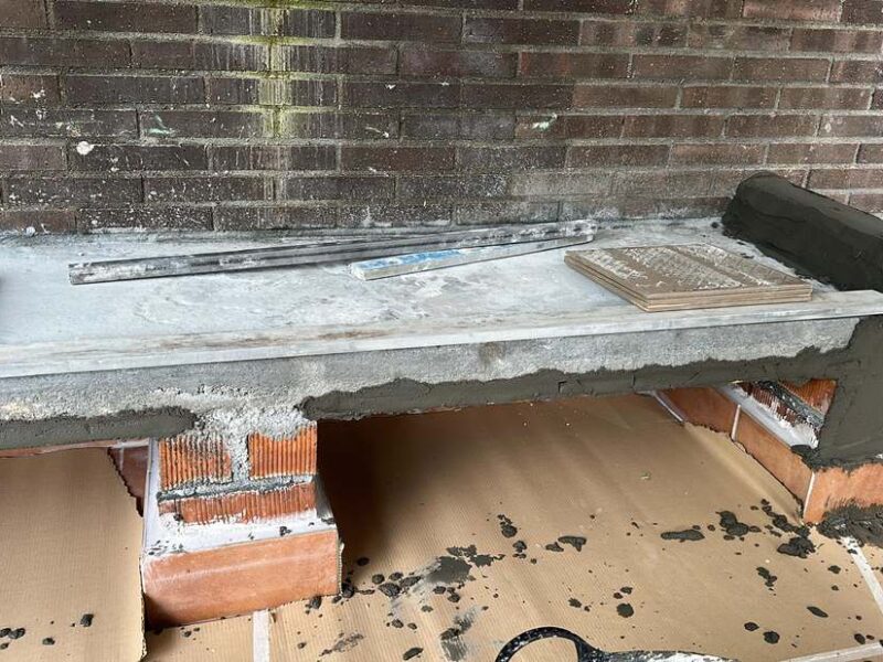 Encofrado y losa del banco de obra en el patio
