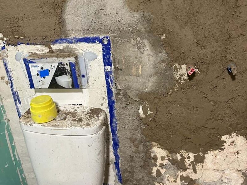 Picado de paredes y preparación de instalaciones en el baño