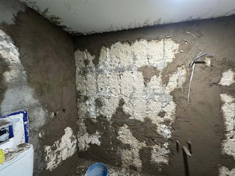 Estado del baño tras la demolición, antes de la reforma