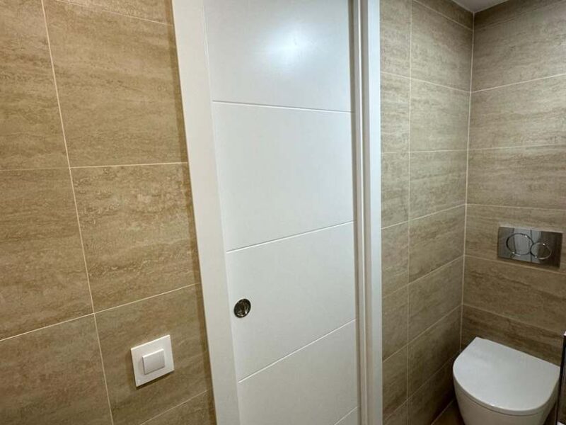 Puerta corredera empotrada en tabique para ganar espacio en el baño