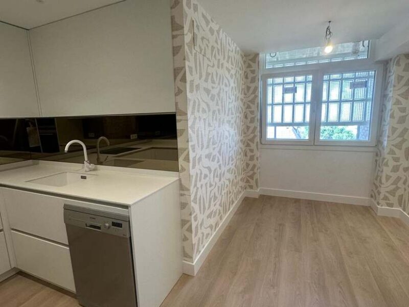 Cocina reformada abierta al comedor tras la reforma integral