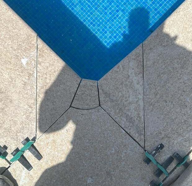 Corte y ajuste de piezas de coronación en el borde de la piscina