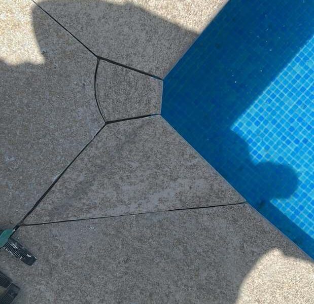 Encuentro a inglete de la coronación en la esquina de la piscina
