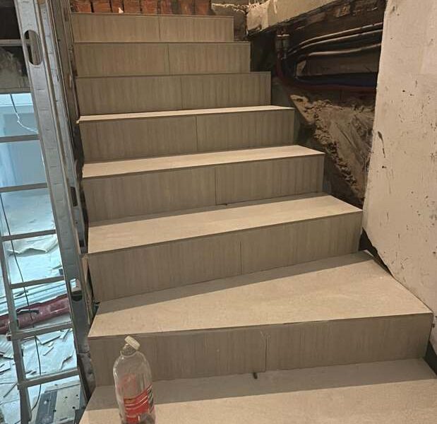 Escalera interior alicatada con peldaño y tabica en porcelánico