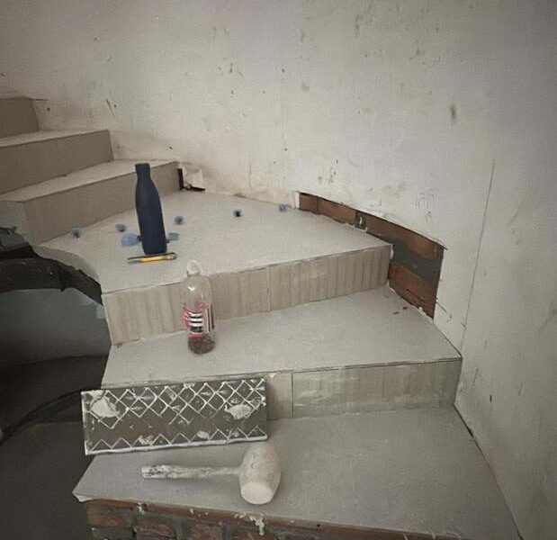 Detalle del peldañeado curvo de la escalera