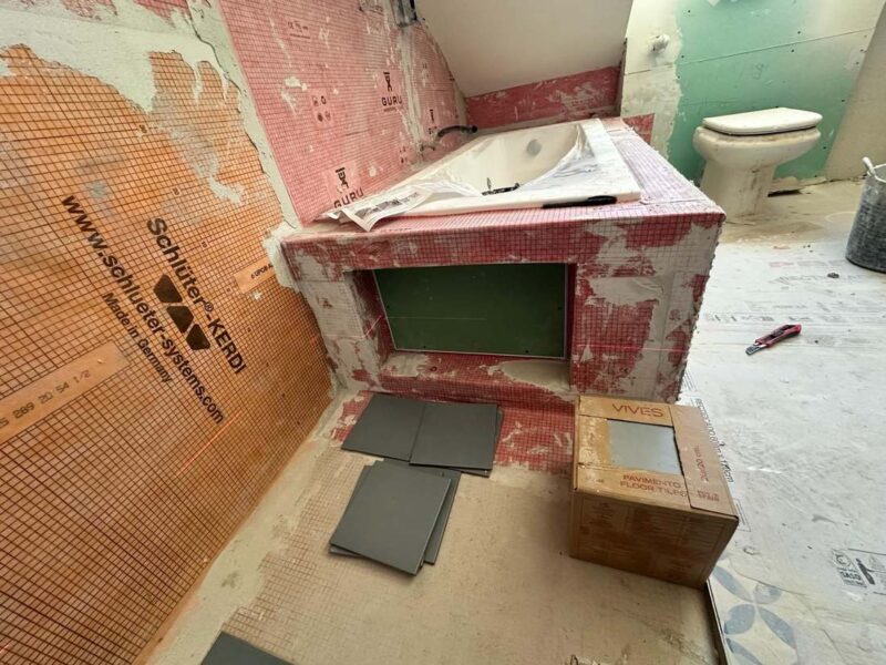 Sistema de impermeabilización Schlüter aplicado en paredes y frente de bañera
