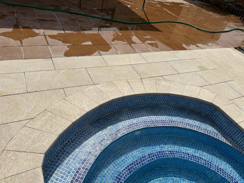 Jacuzzi de obra revestido en gresite integrado en solado exterior