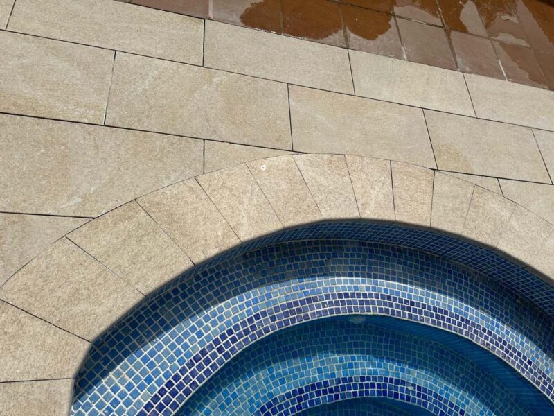Detalle de jacuzzi circular en gresite con coronación curva cortada a inglete