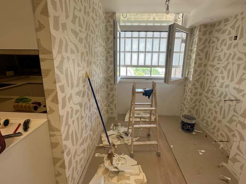 Colocación de papel pintado en la zona de cocina