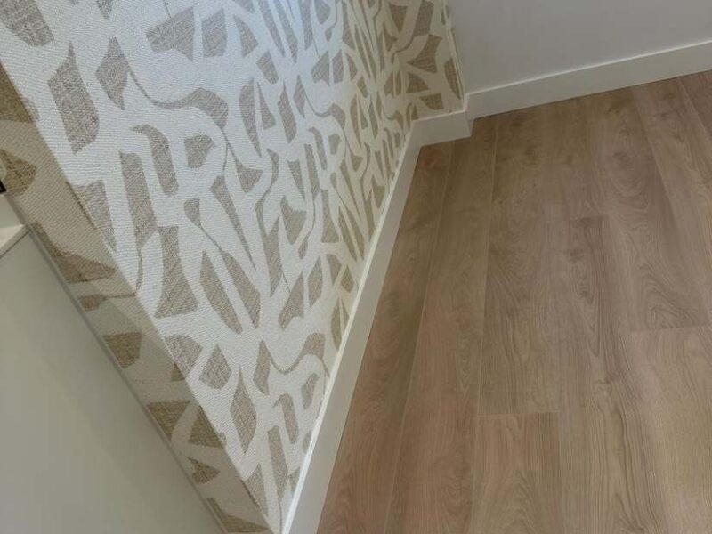 Encuentro del papel pintado con el rodapié y el suelo laminado