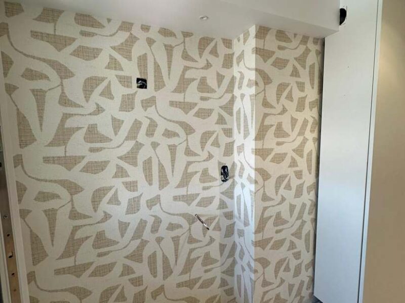 Papel pintado colocado a paño completo con encuentro perfecto