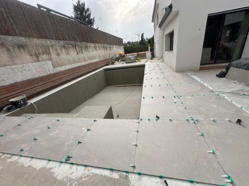 Solado perimetral de piscina con crucetas niveladoras