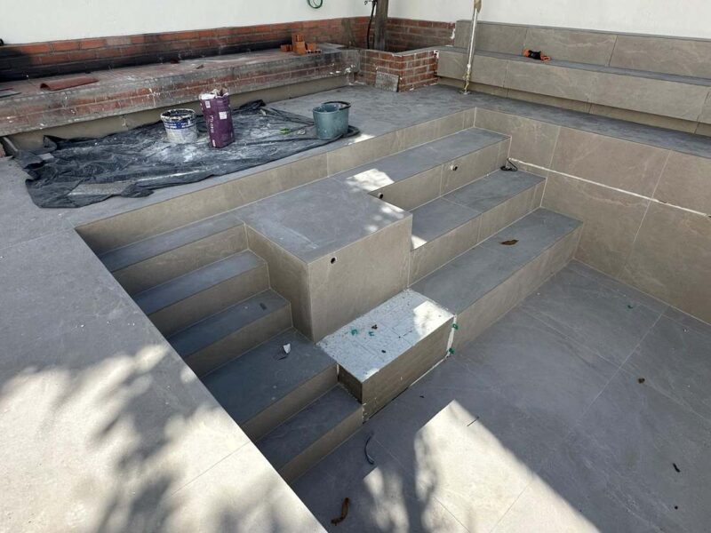 Escalera de obra de la piscina revestida en porcelánico