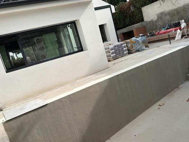 Estructura de piscina de obra y muro perimetral en ejecución