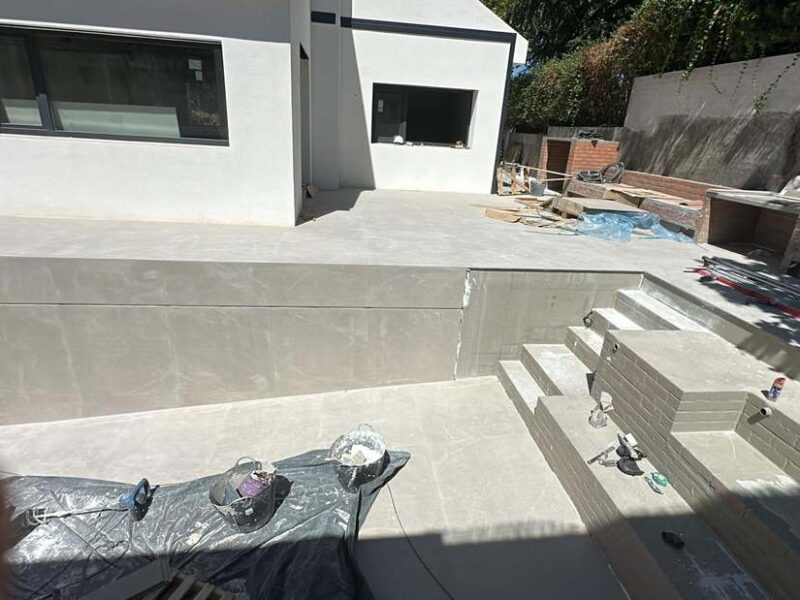 Escalones de piscina revestidos en porcelánico rectificado