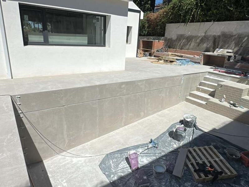 Piscina revestida en porcelánico gris de gran formato