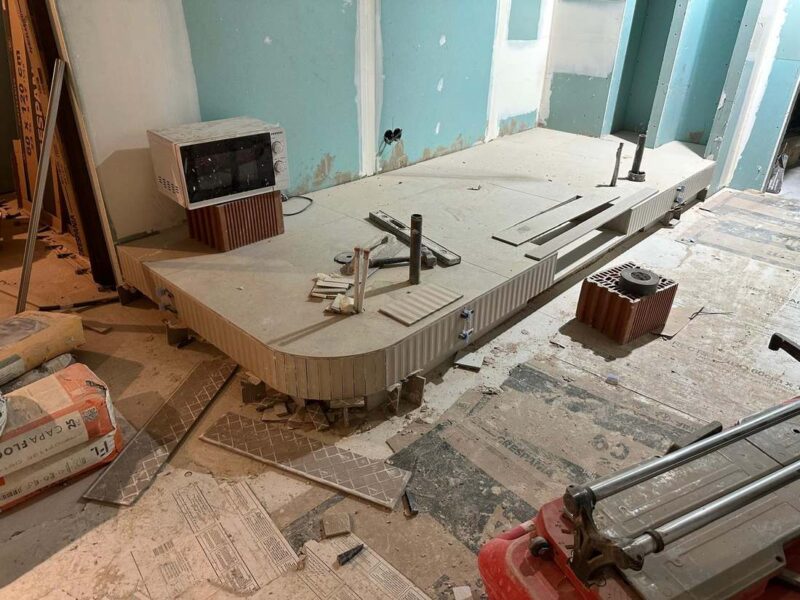 Ejecución de bancada de obra con ladrillo y placa