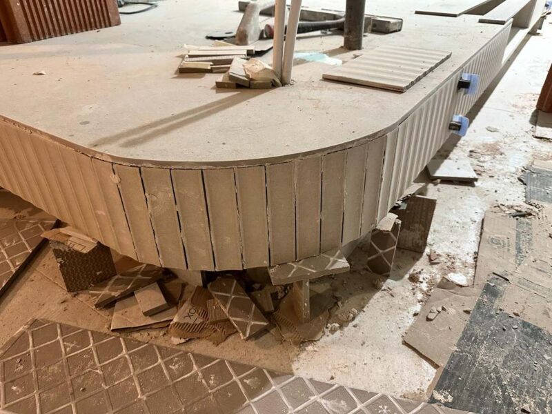 Bancada de obra curva para plato de ducha y mueble