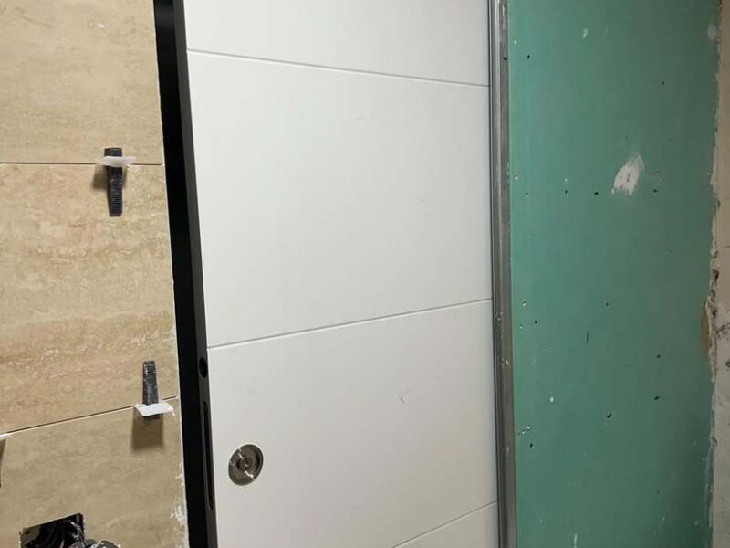 Instalación de puerta corredera empotrada en tabique