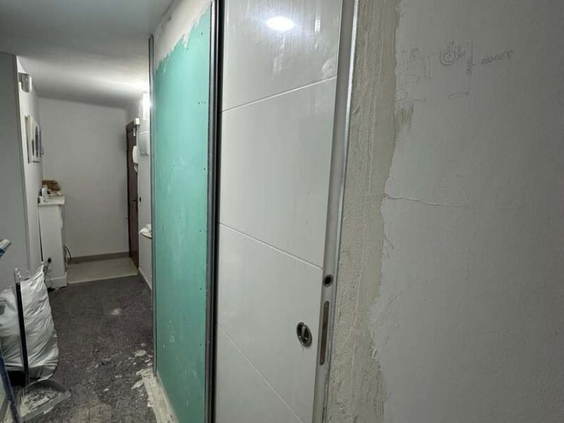 Cajón de puerta corredera montado y listo para cerrar