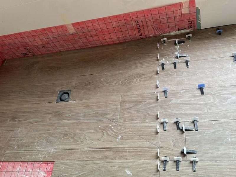 Solado flotante con banda perimetral de desolidarización