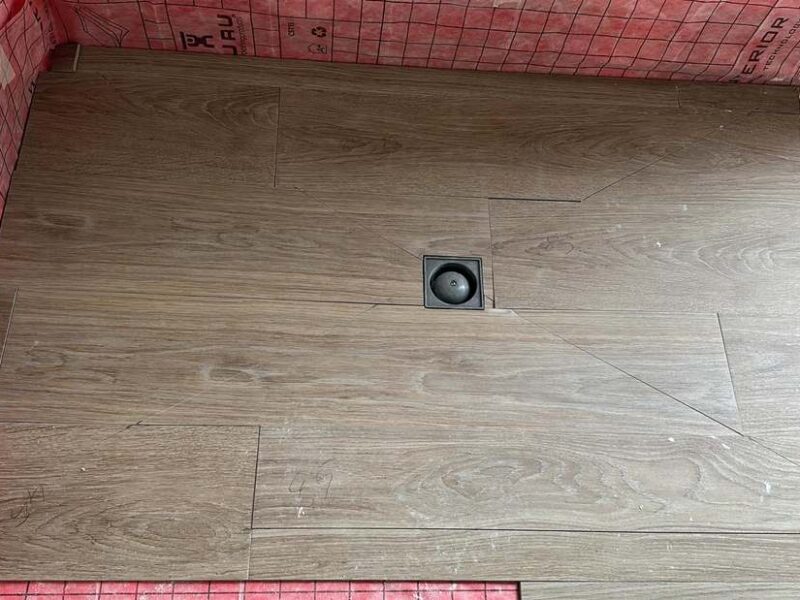 Porcelánico efecto madera colocado a matajunta