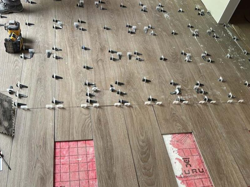 Solado de porcelánico efecto madera con sistema de niveladores
