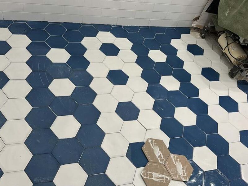 Detalle del solado hexagonal azul y blanco en ejecución