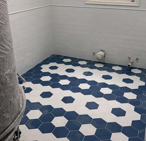 Suelo hidráulico hexagonal en azul y blanco terminado