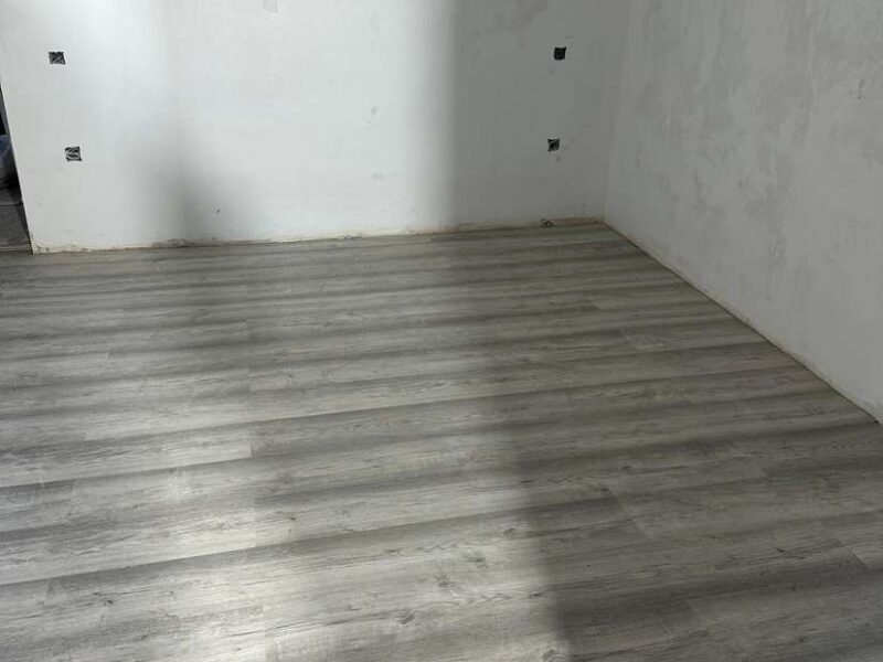 Suelo laminado instalado en dormitorio tras la reforma