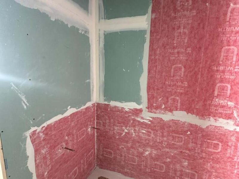 Tabiquería de placa hidrófuga impermeabilizada en cuarto de baño