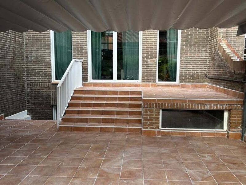 Terraza con pérgola bioclimática y solado de gres rústico
